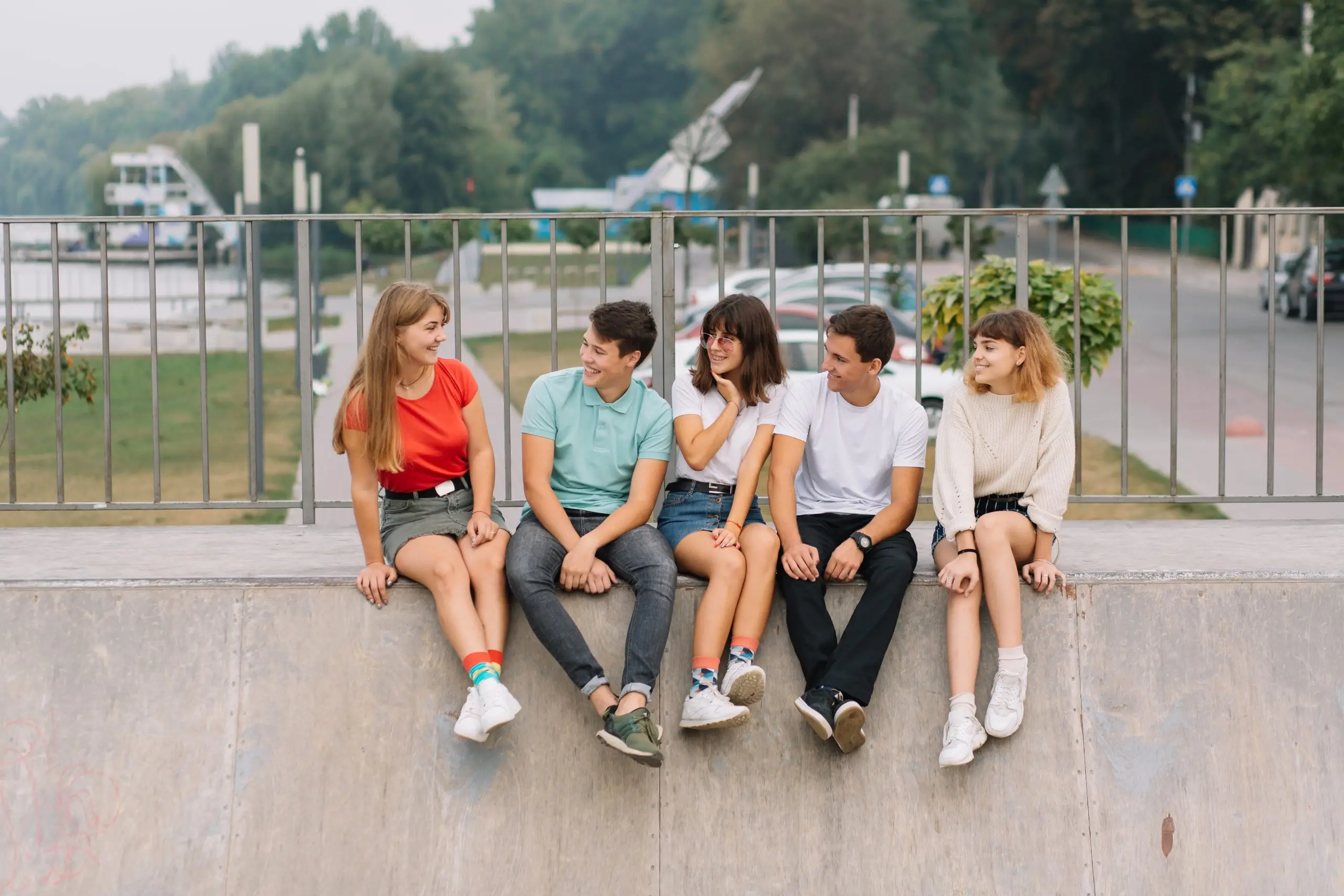 Grupa nastolatków siedzących na rampie w skateparku – promocja konta bankowego Junior dla młodzieży w wieku 13–18 lat