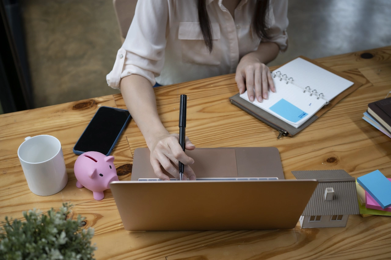 Zarządzanie finansami przez bankowość internetową Kobieta zarządza finansami online przy laptopie