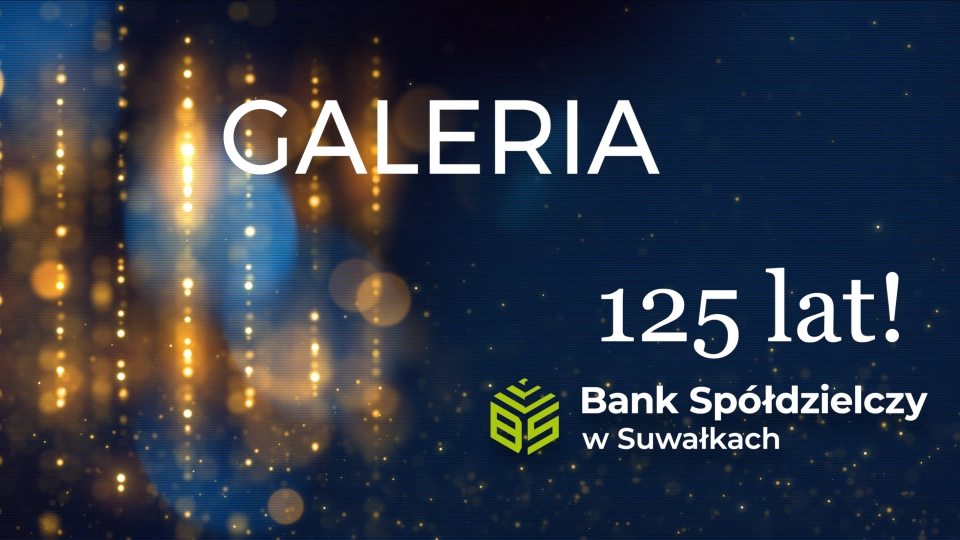 Scena podczas gali jubileuszowej Banku Spółdzielczego w Suwałkach z podświetlonym ekranem z napisem „125 lat!” i logo banku.